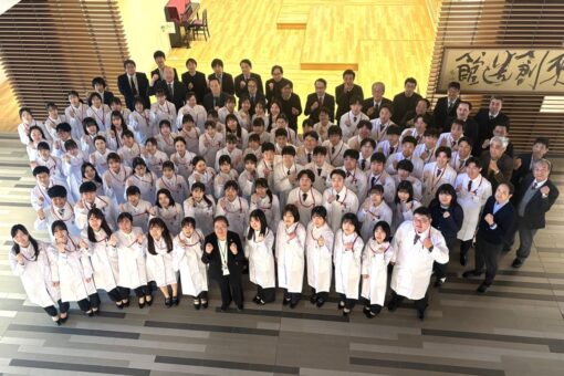 【薬学部】未来の薬剤師たちへ！白衣授与式で新たなスタート！